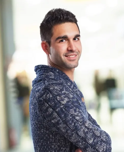 Homme latino seduisant