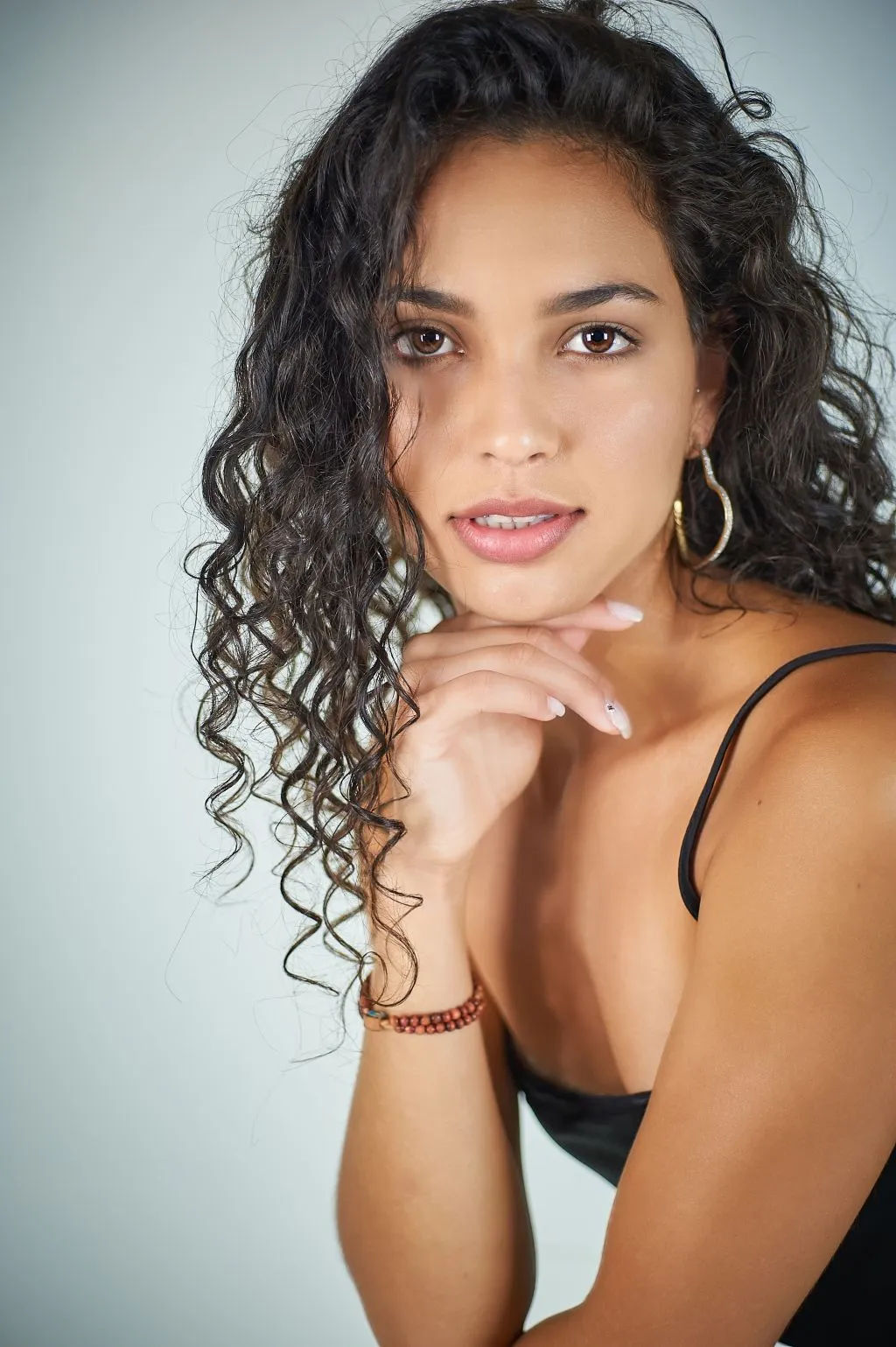 Belle femme latino souriante