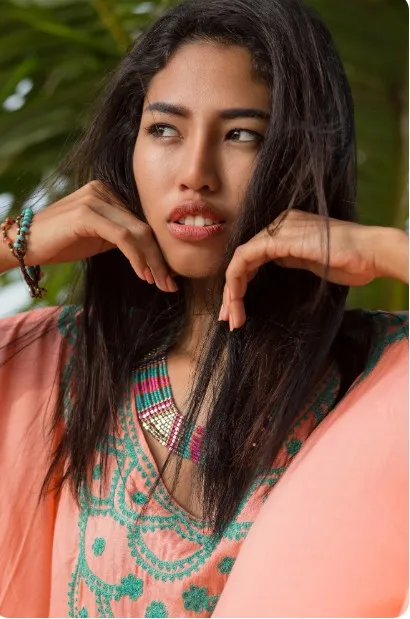 Femme peruvienne en tenue traditionnelle